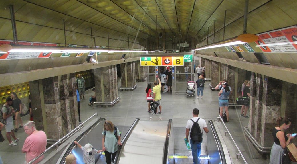 Pohled na členitost nástupiště stanice metra A