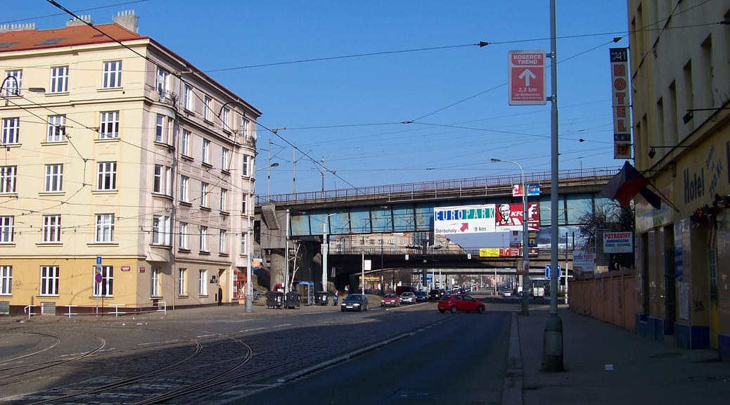 přes Sokolovskou ulici u Balabenky jsou mosty na kterých jsouz koleje, které spojují Libeň a Holešovice, hlavní nádraží a Praha-Holešovice nebo Praha-Vysočany (Nové spojení) a také koleje, které vedou z Masarykova nádraží a můžete po nich dojet, jak do Vysočan, tak i na železniční stanici Praha-Holešovice. Silniční most je ulice Čuprova vedoucí od kiřžovatky s Proseckou ulicí, překonávající mimoúrovňově Sokolovskou a zaúsťující do Spojovací.